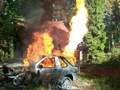 V Bytrci vzplálo auto na plyn. Na místě zasahovaly tři hasičské jednotky. V Bytrci vzplálo auto na plyn. Na místě zasahovaly tři hasičské jednotky.
