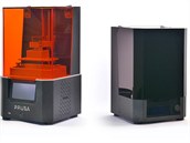 Nová 3D tiskárna Original Prusa SL1 spolu s mycí a vytvrzovací stanici (vpravo). Nová 3D tiskárna Original Prusa SL1 spolu s mycí a vytvrzovací stanici (vpravo).