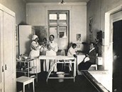 V ordinaci dětského lékaře, 1926. V ordinaci dětského lékaře, 1926.