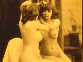 Vtina erotických fotografií z poátku dvacátého století v sob snoubí nahotu...