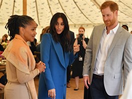 Doria Raglandová, vévodkyn Meghan a princ Harry na recepci v Kensingtonském...