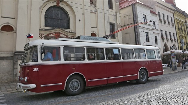 Pi pleitosti oslav 70 let jihlavskho dopravnho podniku vyjely do ulic historick i nejmodernj trolejbusy.