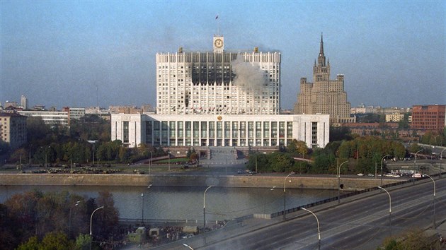 Moskva, jen roku 1993. Tanky ped budovou ruskho parlamentu.