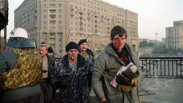 Moskva, jen roku 1993. Zkrvaven obrnci ruskho parlamentu.