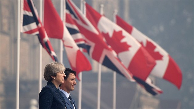 Britsk premirka Theresa Mayov na sttn nvtv Kanady. Vpravo kanadsk premir Justin Trudeau (18. z 2017)