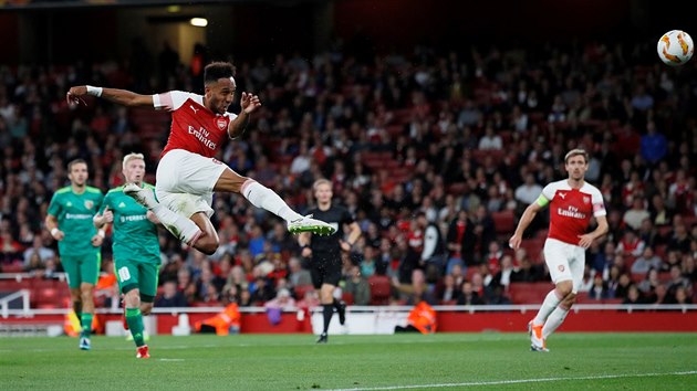 Pierre-Emerick Aubameyang z Arsenalu stl na branku ukrajinskho tmu Vorskla Poltava.