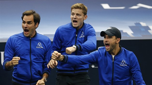 Roger Federer, David Goffin, a Grigor Dimitrov (zleva) fand bhem tenisovho Laver Cupu.