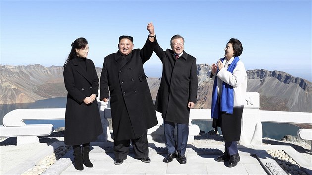 Kim ong-un a Mun e-in na vrcholu hory Pektu, kde se podle povsti narodil otec souasnho severokorejskho dikttora Kim ong-il (20.9.2018)