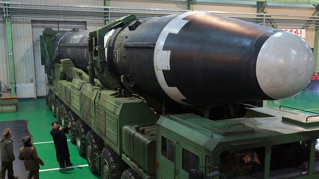 Severokorejsk vdce Kim ong-un si prohl raketovou balistickou stelu Hwasong-15. (29. listopadu 2017)