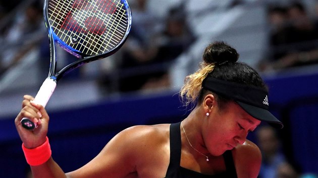 Japonsk tenistka Naomi sakaov bhem finle tskla raketou o kurt.