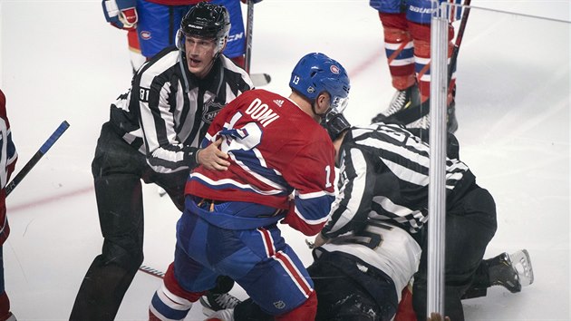 AGRESOR. Montrealsk hokejista Max Domi (zdy) je odstrkovn rozhodm od Aarona Ekblada z Floridy.