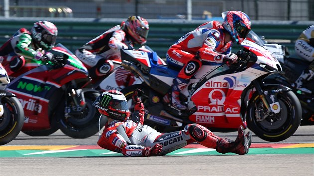 Jorge Lorenzo pad v zvodu Moto GP v Aragonii.