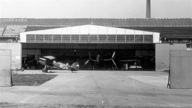 Jedna z hal Avie fotografovan z tovrnho letit stejn firmy, vlevo ped halou vidme sthaku Avia B.534, velk dvoumotorov stroj v hale je bombardr Aero MB.200, zcela vlevo vykukuje dal Avia B.534 a naopak vpravo je pak zeteln sthaka koda D.1.