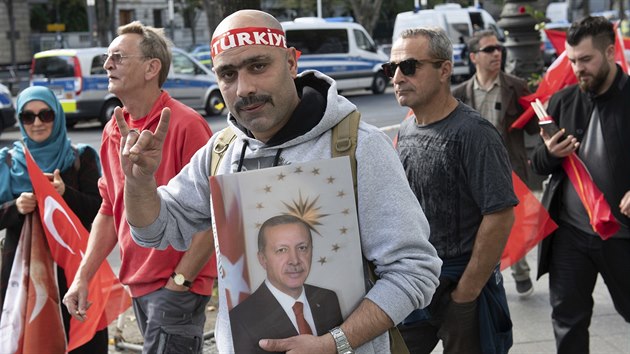 Fanouci tureckho prezidenta Recepa Tayyipa Erdogana ekaj u berlnskho hotelu, kde se ubytoval bhem sv nvtvy Nmecka. (27. z 2018)