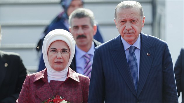 Tureck prezident Recep Tayyip Erdogan se svou enou Emine (27. z 2018)