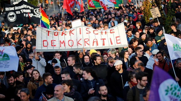 Stovky lid v Berln protestovaly proti sttn nvtv tureckho prezidenta Recepa Tayyipa Erdogana v Nmecku. (28. z 2018)