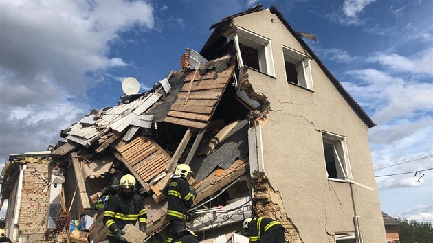 Exploze zniila rodinn dm v Mostkovicch na Prostjovsku. Uvnit zemel jeden lovk, dal dva byli zranni. (22. z 2018)