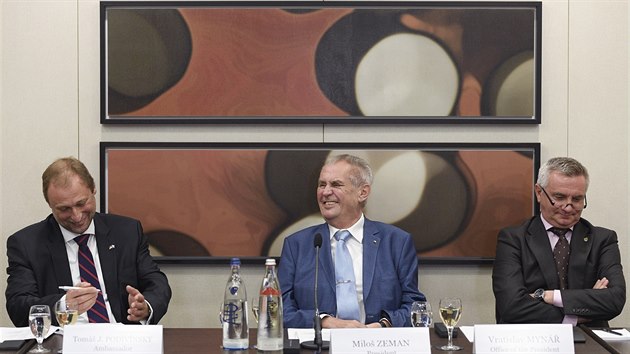 Prezident Milo Zeman pi setkn se zstupci nmeckch firem, kter investuj v esk republice. Vlevo velvyslanec R v Nmecku Tom Podivnsk, vpravo kancl prezidenta Vratislav Myn (20. z 2018)
