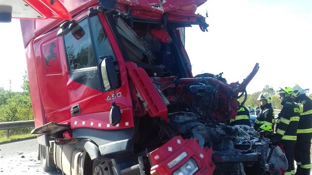 Dlnici D5 u Zdic na Berounsku uzavela ve smru na Prahu nehoda dvou kamion. Jeden lovk je vn zrann. (26.9.2018)