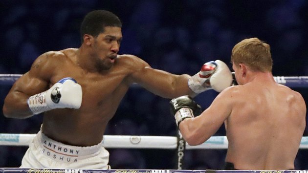 Britsk boxer Anthony Joshua (vlevo) v souboji s Rusem  Alexandrem Povtkinem v souboji tituly mistra svta organizac WBA, IBF, WBO a IBO v tk vze ve Wembley.