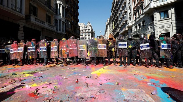 Zastnci nezvislosti Katalnska demonstrovali v Barcelon, pi stetech s polici pouili barevn prek. (29. z 2018)