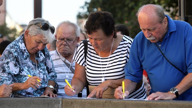 Demonstrace proti nvratu hazardu do msta. Lid podepisuj petici.