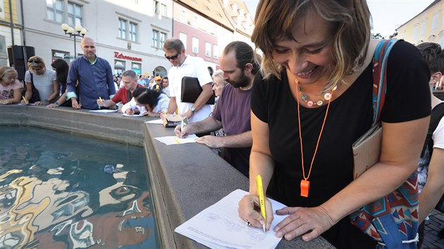 Demonstrace proti nvratu hazardu do Chebu. Lid podepisuj petici na kan.