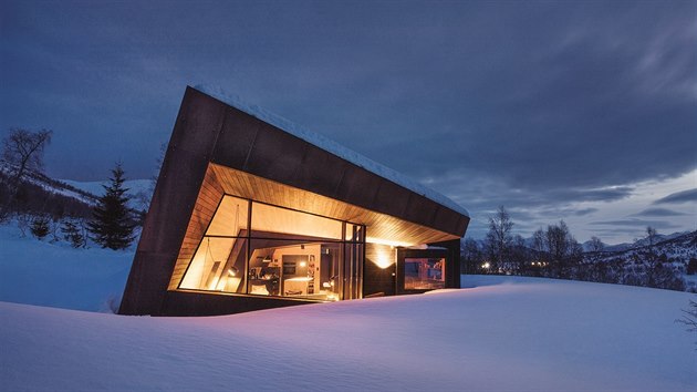 Horsk chata Black Lodge v lesundu v Norsku vypad jako zapomenut kmen na mrnm svahu.