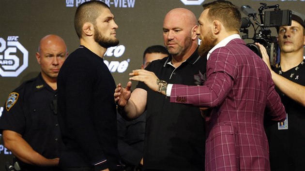 Conor McGregor vs. Chabib Nurmagomedov, mezi nimi f UFC Dana White.