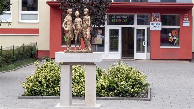 K olomouck Zkladn kole Zeyerova se po mnoha letech vrtilo souso nazvan Aby vechny dti svta, jeho autorem byl vznamn akademick socha Vladimr Navrtil.