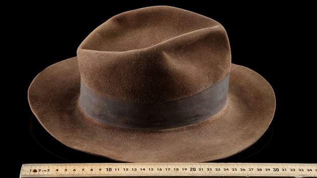 Klobouk Indiana Jonese z Dobyvatel ztracen archy. S cenou 320 000 liber (vce ne 9 milion korun) se stal nejdra polokou tvrten aukce.
