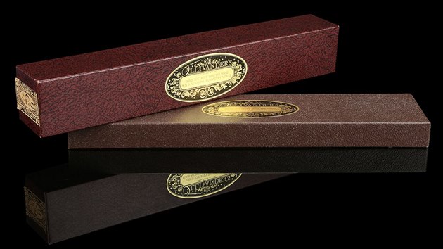 Krabiky na Ollivanderovy hlky z Harryho Pottera a kamene mudrc. Vydraily se za 3 250 liber (93 tisc korun).