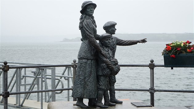 Nejznmj emigrantkou je Annie Moore, jej socha stoj ped vchodem do muzea. Annie byla prvn osobou, kter 1. ledna 1892 dostala v nov oteven emigran stanici na Ellis Island ped branami New Yorku povolen emigrovat do Spojench stt.