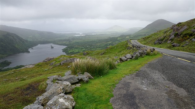Jestli je pro Irsko nco typick, tak krom ovc je to olovn obloha, kulat kopce a jasn zelen louky.