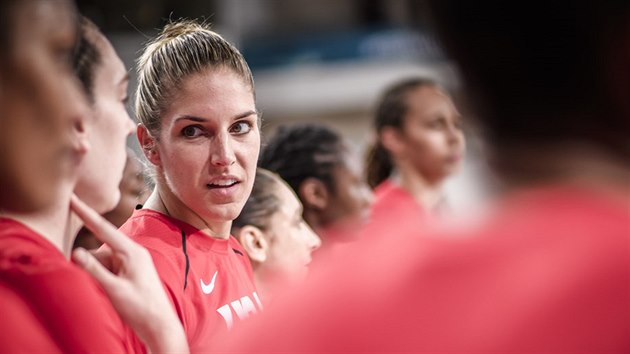 Americk basketbalistka Elena Delle Donneov ped zpasem s Lotyskem