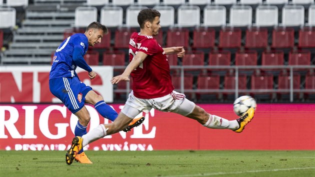 Olomouck fotbalista imon Falta (vlevo) skruje v pohrovm zpase s Tincem.