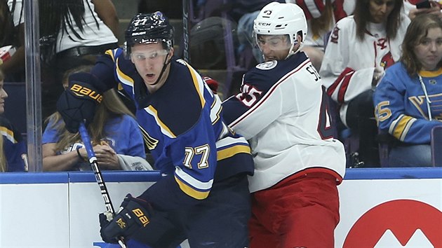 Finsk obrnce Niko Mikkola (vlevo) ze St. Louis a esk tonk ve slubch Columbusu Luk Sedlk v ppravnm duelu NHL.