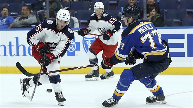 Finsk obrnce Niko Mikkola (vpravo) ze St. Louis a esk tonk ve slubch Columbusu Luk Sedlk v ppravnm duelu NHL.