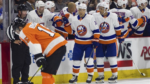 esk tonk ve slubch New York Islanders Jan Kov (uprosted) slav se spoluhri svou trefu do st Philadelphie.