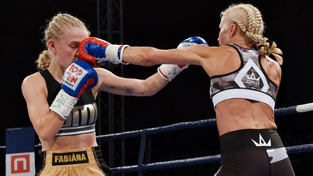 Boxerka Fabina Bytyqi (vlevo) v souboji s Denise Castleovou z Velk Britnie v utkn o titul mistryn svta organizace WBC.