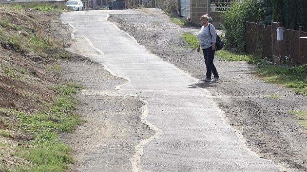 patn proveden prce komunikaci ve Starch Skoroticch, ulice V Lnech. Na snmku Alexandra Pranspergerov, kter tu bydl.