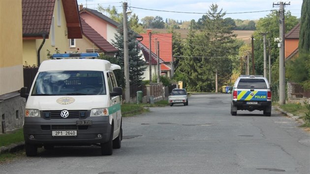 Ve tnovicch na Plzesku dolo dnes k loupenmu pepaden. Po pachateli policist ptraj.