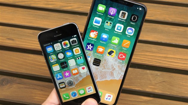 Nov iPhone XS Max je mobiln obr a historicky nejvt z iPhon. Rozdl ve velikosti oproti poslednmu skuten malmu iPhonu SE je doslova ohromujc. Obzvl᚝ v pmm porovnn.