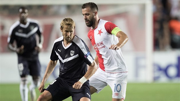 Jaroslav Plail, zlonk Bordeaux, kryje balon ped Josefem Hubauerem ze Slavie.