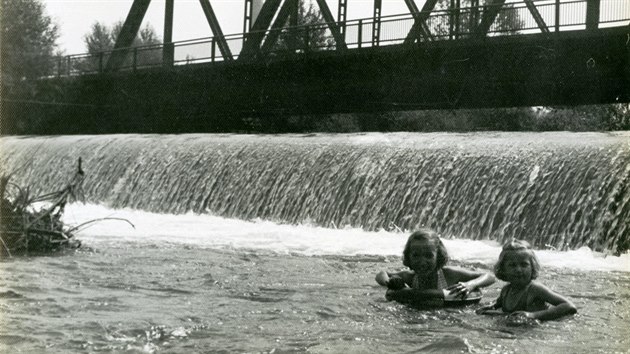 Koupn u splavu ve Vtkovicch v roce 1961.
