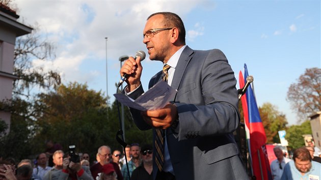 Jaroslav Foldyna na demonstraci na podporu Viktora Orbna ped maarskou ambasdou v Praze. (20. z 2018)