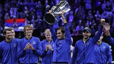 Roger Federer drží nad hlavou trofej pro vítěze Laver Cupu. Roger Federer drží nad hlavou trofej pro vítěze Laver Cupu.