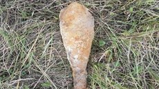 Jedna z dělostřeleckých min, kterou vykopal bagrista v Abertamech na... Jedna z dělostřeleckých min, kterou vykopal bagrista v Abertamech na...