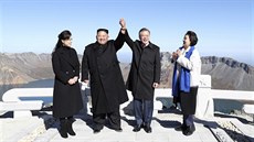 Kim ong-un a Mun e-in na vrcholu hory Pektu, kde se podle povsti narodil...