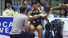 Japonská tenistka Naomi Ósakaová v rozhovoru s trenérem Saschou Bajinem pi...